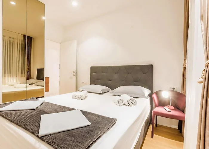 公寓 Eva Luxury Two Bedrooms & Bacvice *